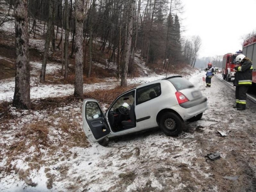 DK 75. Rozbity renault w rowie. Ranna kobieta w szpitalu [ZDJĘCIA]