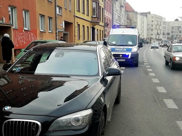 BMW wylądowało na torowisku przed pl. Dominikańskim. Trafiło tam uciekając przed zderzeniem z audi, którego kierowca zmieniał pas ruchu i nie zauważył jadącego pojazdu