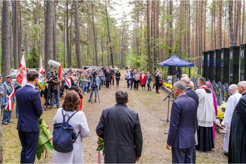 Wejherowo. W Lesie Piaśnickim poświęcono grób odrestaurowany przez miasto| ZDJĘCIA