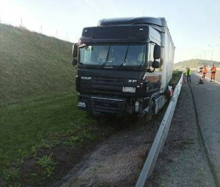 Ukraińska ciężarówka zjechała z drogi na A4 w Pawłosiowie