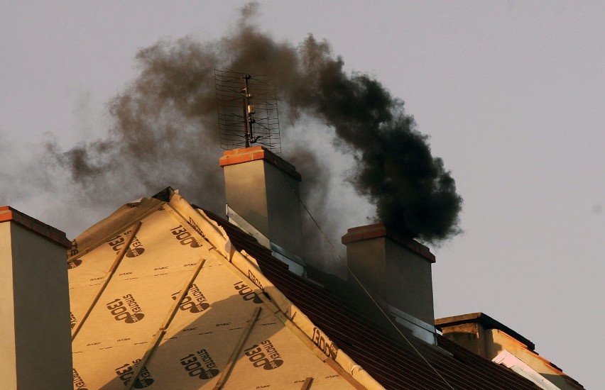 Program "Stop Smog" wspiera likwidację lub wymianą starych kotłów na nowe niskoemisyjne oraz termomodernizację (wymiana okien lub docieplenie) budynków jednorodzinnych