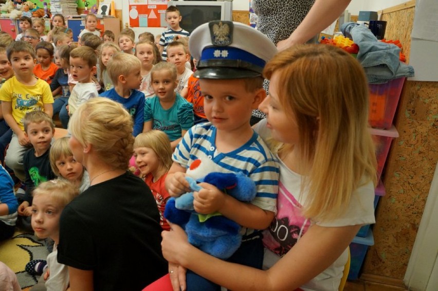 Policjanci z Wodzisławia Śl. odwiedzili przedszkolaków ze...