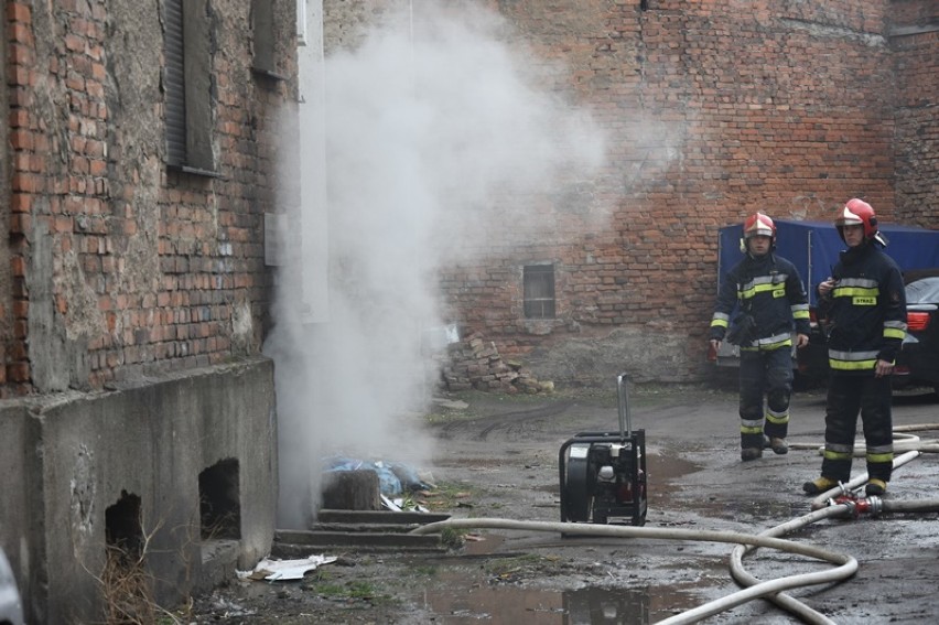 Pożar piwnicy przy ulicy Złotoryjskiej w Legnicy [ZDJĘCIA]