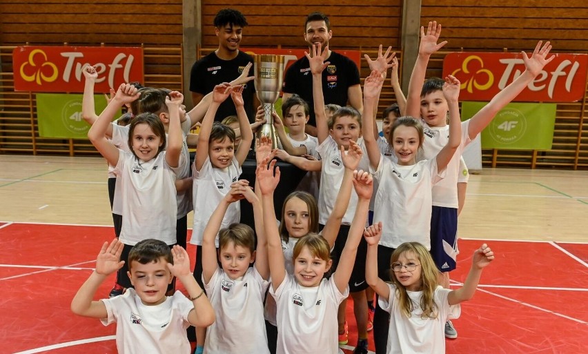 Zawodnicy Trefla Sopot wzięli udział w treningu z dziećmi w...