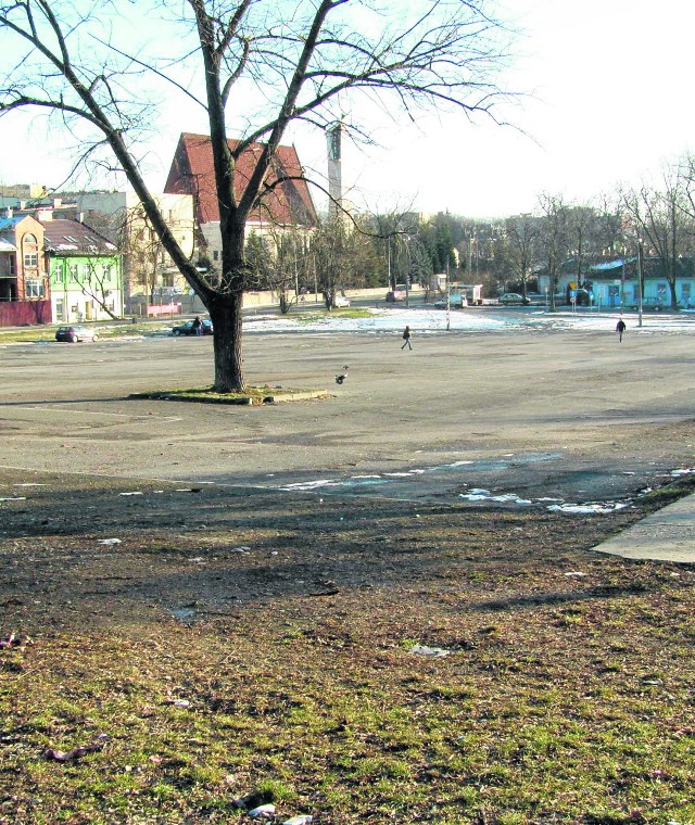 Odkąd z targowiska zniknęły stragany, po placu hula wiatr. Próbowano go jeszcze wykorzystać na parking, ale pomysł nie spotkał się z większym zainteresowaniem kierowców.