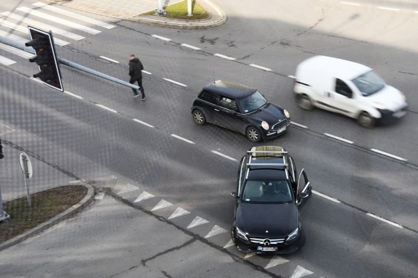 Trzy auta zderzyły się w centrum Kielc. Było spore zamieszanie (ZDJĘCIA)