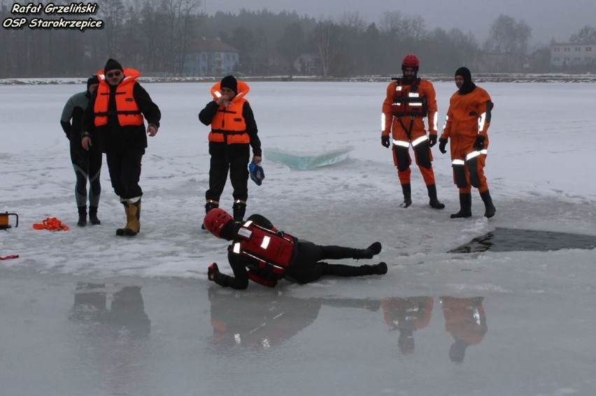 Strażacy ćwiczyli raotwanie ludzi spod lodu