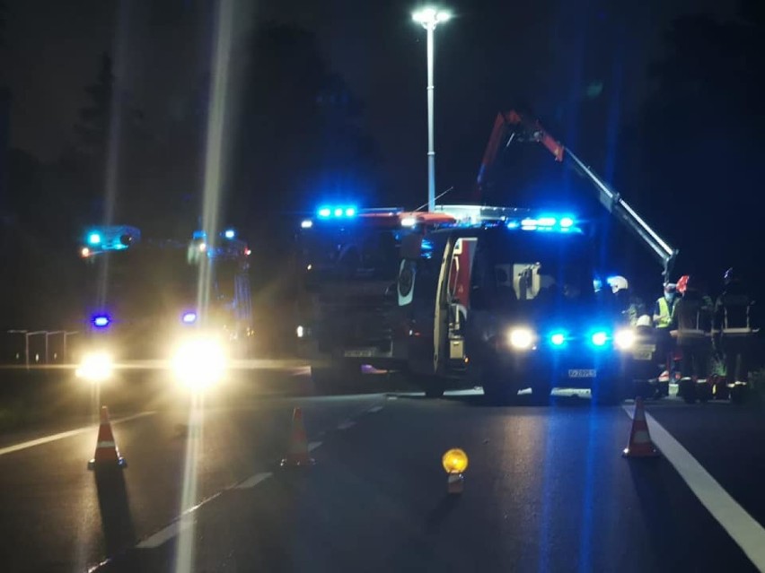 Wypadek w Płużniczce. Samochód dachował po zderzeniu z jeleniem. Dwie osoby ranne