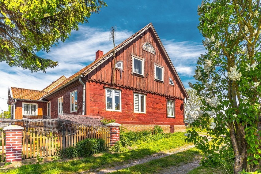 Domy podcieniowe architektonicznym cudem Żuław. Atrakcje turystyczne na Mierzei Wiślanej. Zobaczcie te niezwykłe zabytki!