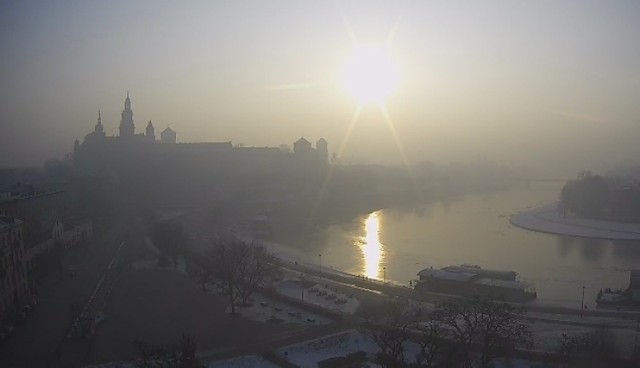 Widok na Wawel w niedzielny poranek. Zamek Królewski ledwie widać zza gęstego smogu