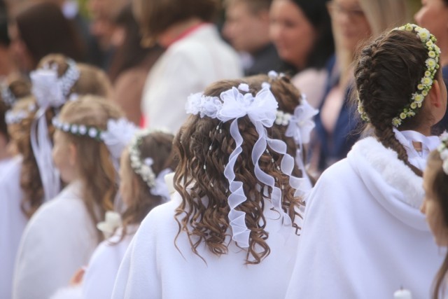 Rodzice trzecioklasistów zachodzą w głowę, czy tegoroczne uroczystości Pierwszych Komunii Świętych zostaną odwołane. Biskupi diecezji śląskich jeszcze nie podjęli decyzji, ale metropolici katowicki i częstochowski odnieśli się już do sprawy w swoich najnowszych zarządzeniach.