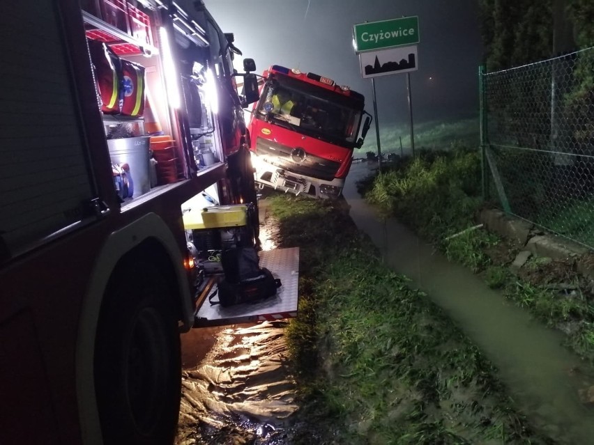 Burze z gradem w Śląskiem. Podtopienia w okolicach Rybnika, Jastrzębia-Zdroju, Raciborza i Wodzisławia Śl. Dużo interwencji straży pożarnej