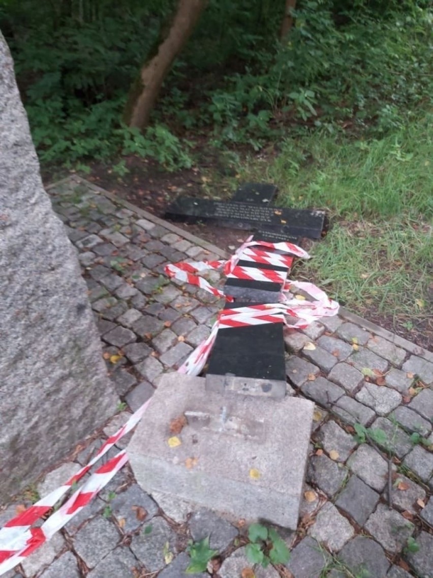 Zniszczony krzyż w Ostrowach Górniczych w Sosnowcu. Czy...