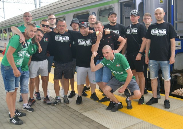 Kilkuset kibiców Radomiaka Radom jest już w drodze do Poznania na mecz PKO Ekstraklasy z miejscowym Lechem. Fani zielonych udali się do stolicy Wielkopolski specjalnym pociągiem. Fantastyczna mobilizacja kibiców Radomiaka, którzy długo czekali na ekstraklasę, bo aż 36 lat. Początek meczu, Lech - Radomiak o godzinie 20.30.
ZOBACZ ZDJĘCIA W WYJAZDU KIBICÓW RADOMIAKA DO POZNANIA>>>