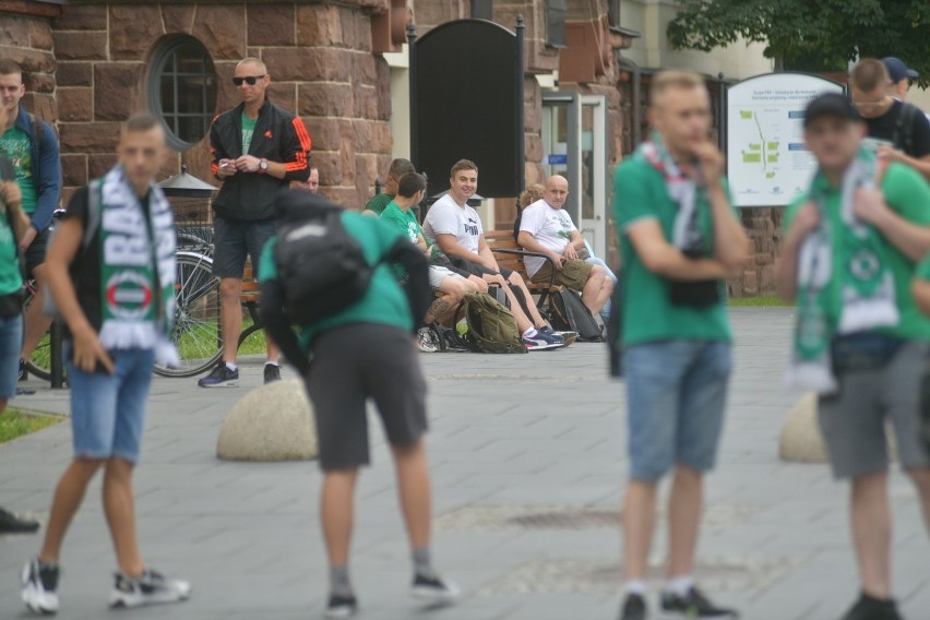 Kilkuset kibiców Radomiaka Radom w drodze na mecz do Poznania z Lechem (ZDJĘCIA)