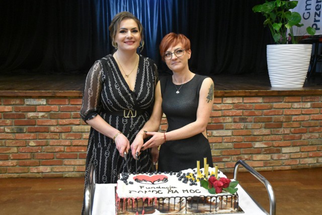 Kulminacyjnym punktem programu był pyszny tort. Na zdjęciu Daria Józefowska i Kinga Kiełczewska