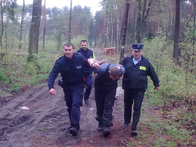 Policja złapała złodziei w leśnymi dukcie