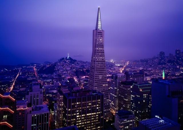 San Francisco, USA. 4. najdroższe miasto świata.
Dopiero na 4. miejscu znalazł się reprezentant Stanów Zjednoczonych. Najdroższe miasto w USA przyjmie nas z otwartymi ramionami, jeśli mamy 9 tys. złotych na wynajem mieszkania o powierzchni 45 metrów kwadratowych. W porównaniu z pierwszą trójką, lunch zjemy tu tanio, bo za 58 złotych, a spalimy go na siłowni, jeśli kupimy karnet za 354 złote.