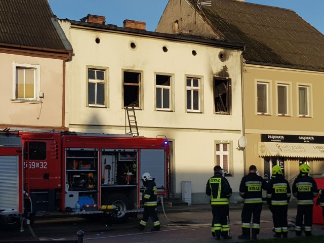 W nocy z środę na czwartek (03.11.2022) doszło do pożaru kamienicy przy ul. Plac 1000-lecia w Łabiszynie. Nie żyje jedna osoba. Na miejscu pracowało 11 zastępów straży pożarnej.