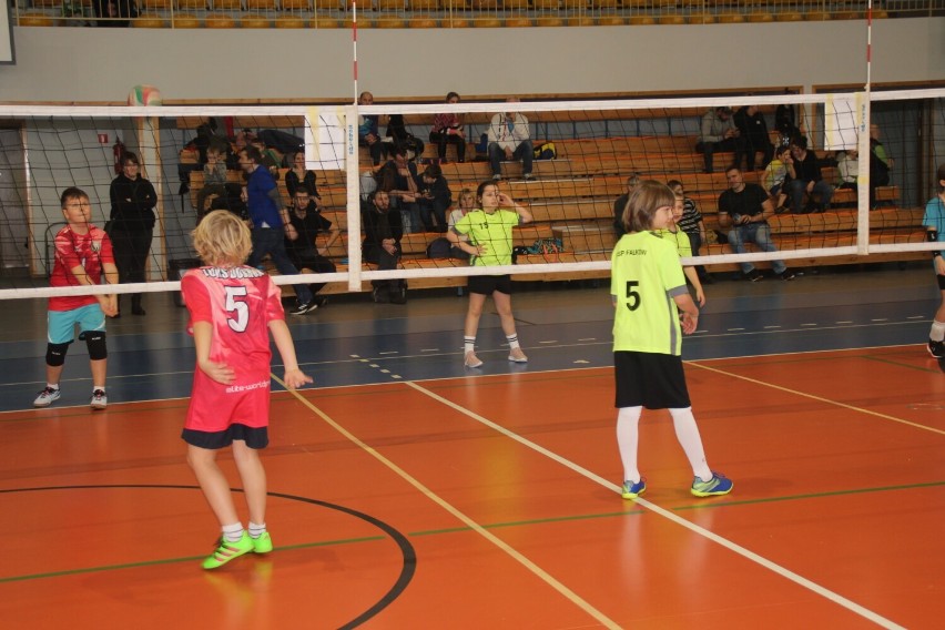 Trwa Ogólnopolski Turniej Minisingielków „METPRIM Volley Radomsko Cup” w Radomsku. ZDJĘCIA