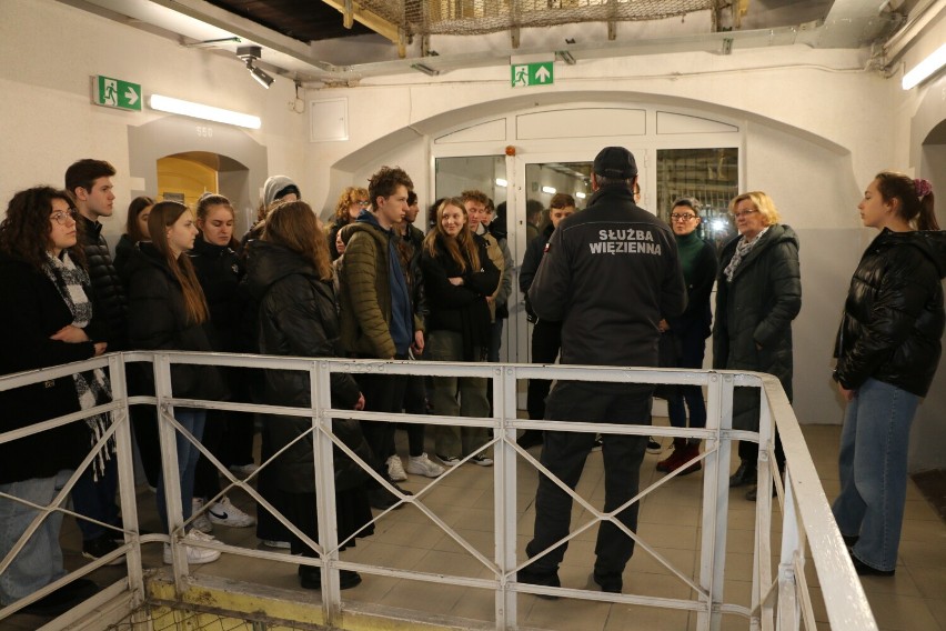 Młodzież z szamotulskiego liceum za murem więzienia we Wronkach