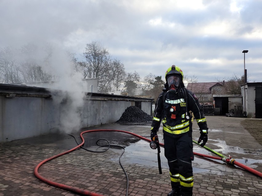 Pożar dawnej piekarni w Tymianku. W akcji 7 zastępów straży pożarnej. ZDJĘCIA