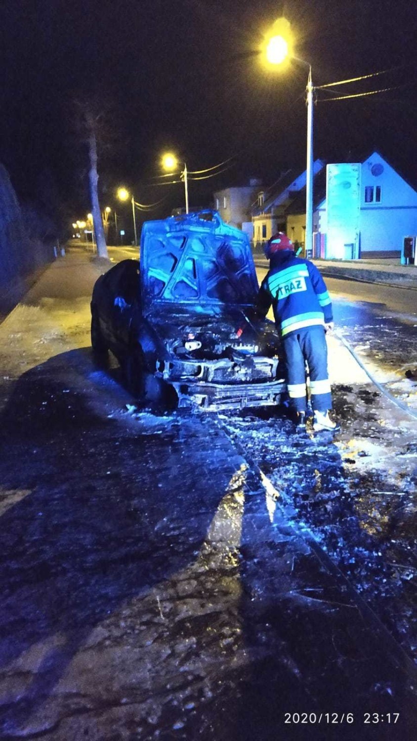 Pożar samochodu w Chodzieży. Auto doszczętnie spłonęło [ZDJĘCIA]