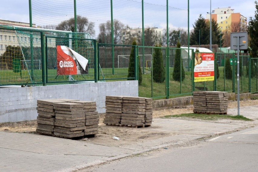 Trwa remont chodnika przy ulicy Chałubińskiego, wzdłuż stadionu i hali w Radomiu. Zobacz zdjęcia 