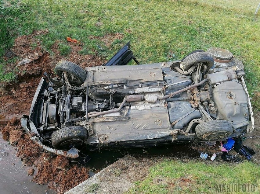 Dachowanie BMW na autostradzie A4.