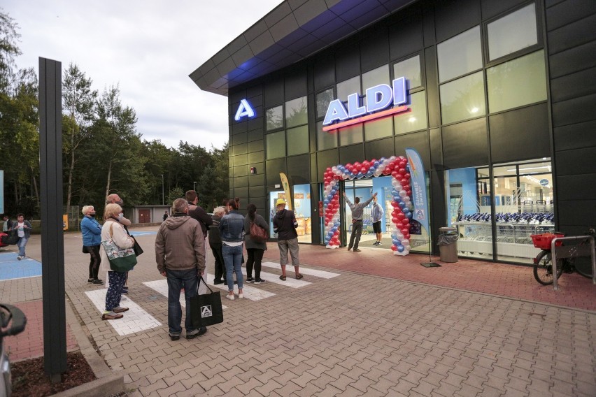Drzwi nowego marketu Aldi w Ustce zostały otwarte dziś (26...