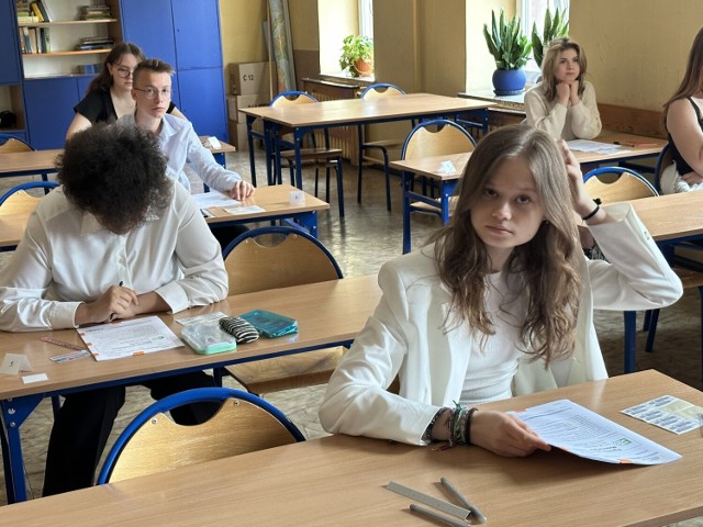 Uczniowie z SP 8 w Pabianicach w drugim dniu egzaminów