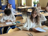 Egzamin ósmoklasisty w SP nr 8 w Pabianicach. Uczniowie zmierzyli się z matematyką. ZDJĘCIA