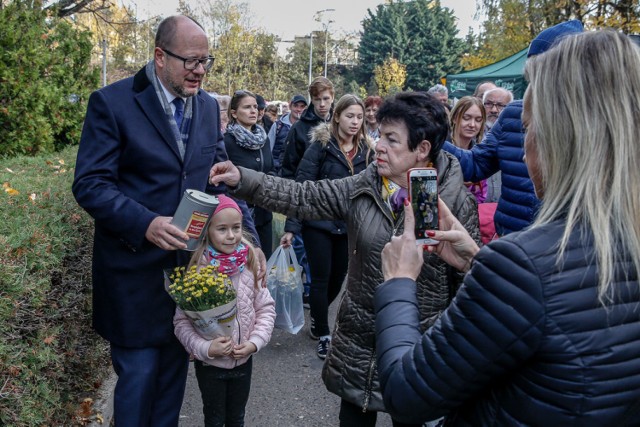 Po raz dziesiąty na cmentarzu Łostowice kwestowano na rzecz Hospicjum im. ks. Eugeniusza Dutkiewicza w Gdańsku. Tłumy odwiedzających groby