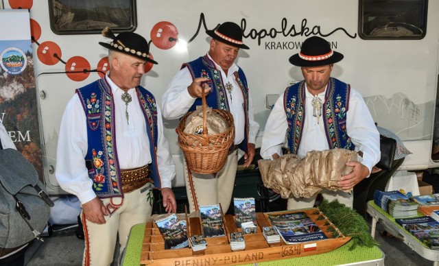 Tymczasem na płycie bydgoskiego Starego Rynku przedstawiciele Małopolski namawiali bydgoszczan do odwiedzin w ich regionie - stanął tam małopolski camper.