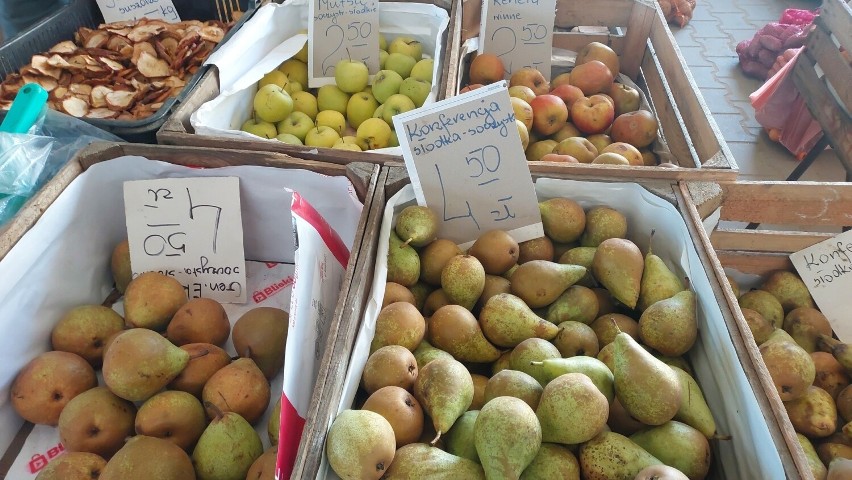 Warzywa i owoce na targowisku miejskim w Ostrowcu Świętokrzyskim. Najlepiej się sprzedają jabłka, ziemniaki i włoszczyzna. Jakie ceny?