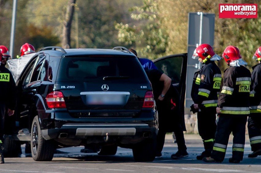 Wałbrzych: Zapalił się Mercedes na parkingu Kaufland [ZDJĘCIA]