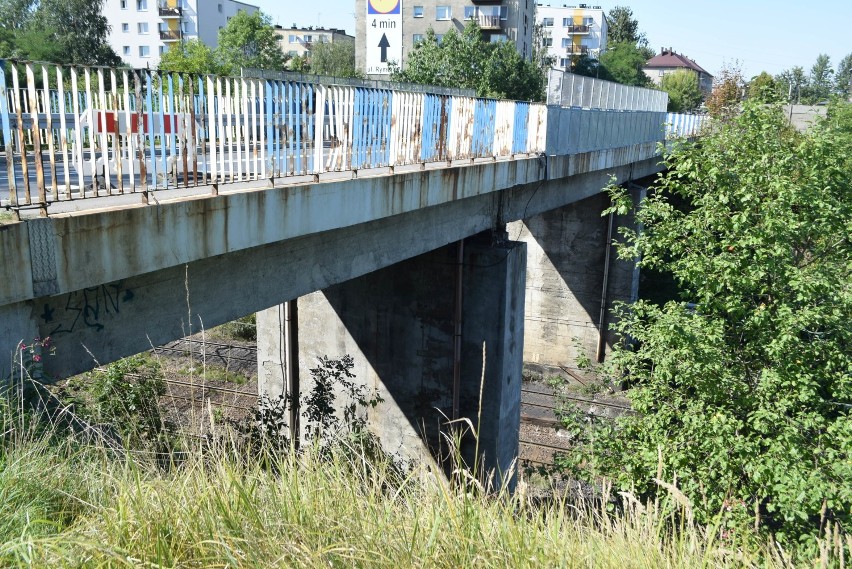 Piesi nie mogą przejść wiaduktem przy ulicy Mariackiej w...