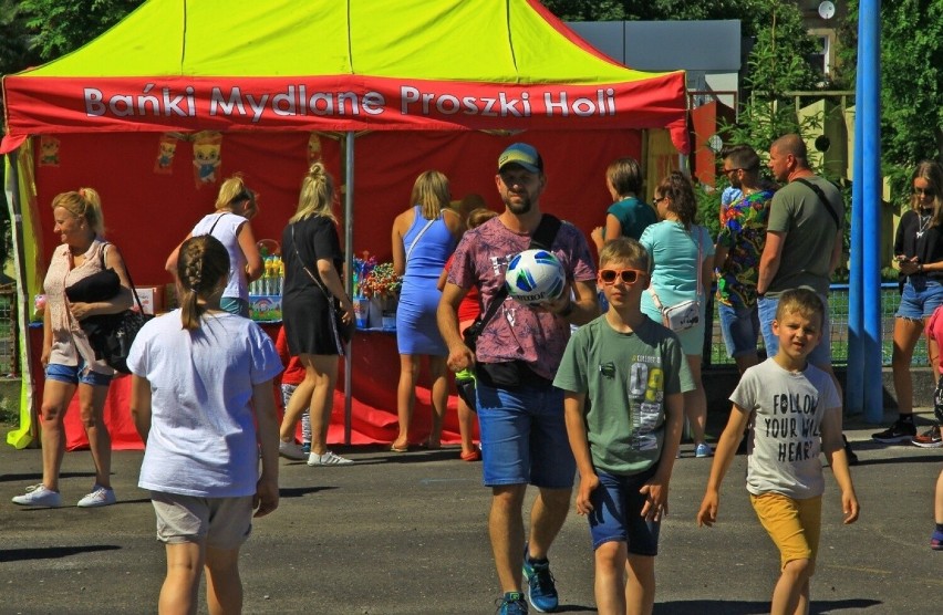 Bańki mydlane unosiły się nad miastem