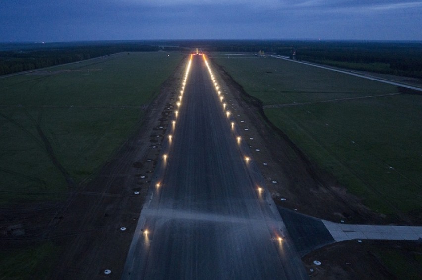 Testy świateł nawigacyjnych na lotnisku w Szymanach