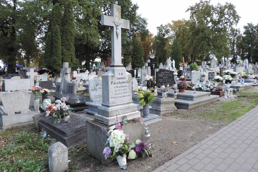 Inowrocław. Cmentarze w Inowrocławiu na kilka dni przed obchodami Wszystkich Świętych. Zdjęcia