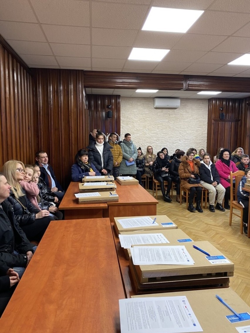 64 uczniów z gminy Dobrzyca odebrało w Urzędzie Miejskim z rąk burmistrza Jarosława Pietrzaka laptopy zakupione w ramach Programu Operacyjnego Polska Cyfrowa