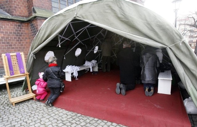 Całodobowy namiot modlitewny stanie od środy na placu Dąbrowskiego w Łodzi. Na zdjęciu - namiot modlitewny w Legnicy.