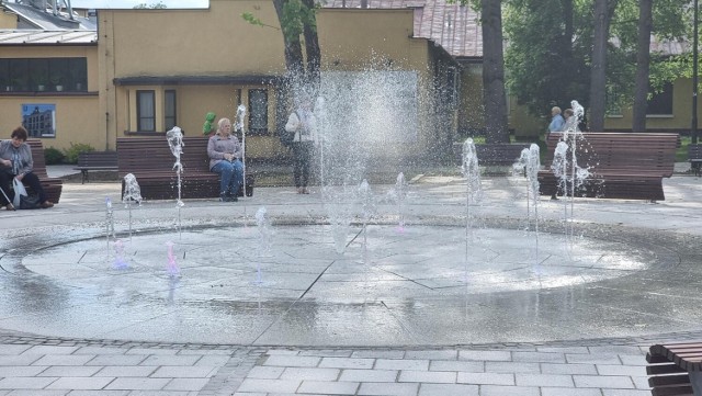 Nowa fontanna na Rynku Zdrojowym w Busku już działa i przyciąga kuracjuszy. >>>Więcej zdjęć na kolejnych slajdach