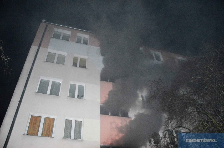 Dwa pożary jednej nocy w bloku przy ul. Chopina 17a we Włocławku. Horror mieszkańców trwa! [zdjęcia]