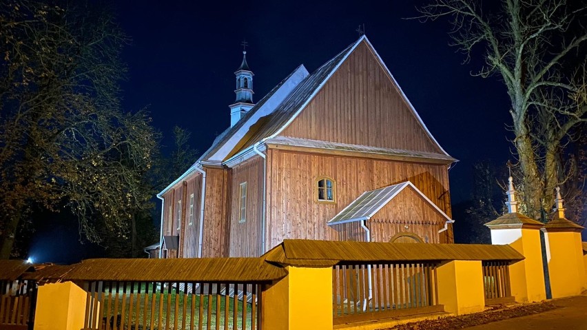 Zabytkowy kościół w Szebniach ma już oświetlenie zewnętrzne. Zobaczcie, jak świeci pełnym blaskiem [GALERIA]