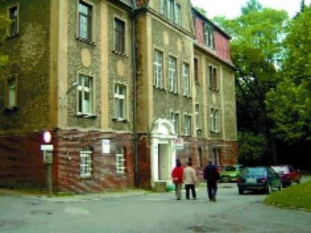 Budynek szpitala we Lwówku wymaga natychmiastowego remontu. Placówka nie ma na to pieniędzy. Jej długi sięgają 38 mln zł.   fot. katarzyna wilk