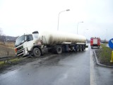 Straż Żory: Hyundai zderzył się z ciężarówką cysterną. Drugi pojazd zawisł na skarpie FOTO