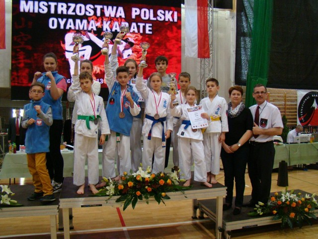 Olkuszanie podczas mistrzostw Polski Oyama karate w kumite w Andrychowie