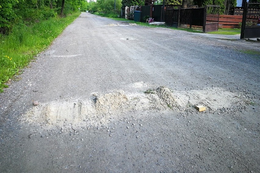 Mieszkańcy jednej z ulic w Skarżysku-Kamiennej mają dość piratów drogowych. Sami usypują progi zwalniające