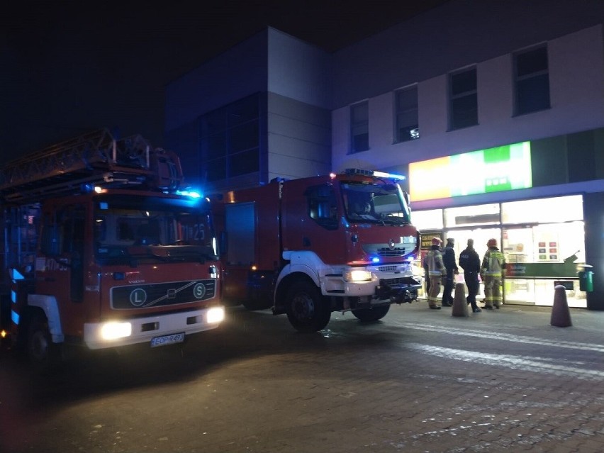 Pożar samochodu i zadymienie w sklepie. Opoczyńscy strażacy interweniowali przy kilku zdarzeniach
